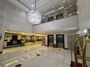 duży hol z żyrandolem w budynku w obiekcie دار ود للأجنحة الفندقية Dar Wed w mieście Dżudda