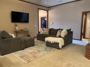 sala de estar con 2 sofás y TV de pantalla plana en 8beds, KING BED, fireplace, & whirlpool Sleeps 12, en Amarillo