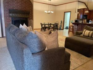 sala de estar con sofá y chimenea en 8beds, KING BED, fireplace, & whirlpool Sleeps 12, en Amarillo