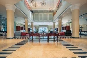 un gran vestíbulo con una mesa en el medio en Iberostar Selection Rose Hall Suites, en Montego Bay