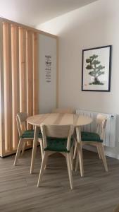 una mesa de madera y sillas en una habitación en A TU VERA VUT-09/298, en Burgos