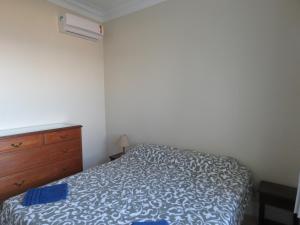 Dormitorio pequeño con cama y vestidor en Clássico em Copacabana - Vista para a praia - ATL702, en Río de Janeiro