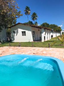 uma piscina em frente a uma casa em Privê Vila Caraíbas em Porto de Galinhas