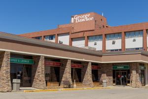 un gran edificio de ladrillo con un cartel encima en The George Dawson Inn & Conference Centre, en Dawson Creek