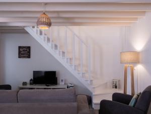 ein Wohnzimmer mit einem Sofa und einer Treppe in der Unterkunft Casa Vista da Marquesa in Nordeste