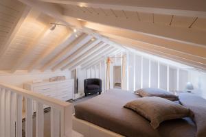 a attic bedroom with a bed and a desk at Casa Vista da Marquesa in Nordeste