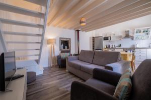 ein Wohnzimmer mit einem Sofa und einer Küche in der Unterkunft Casa Vista da Marquesa in Nordeste