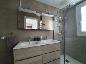 łazienka z umywalką i prysznicem w obiekcie Bayview Hills - Balcón del Mediterráneo w mieście Torrox