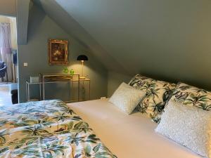 a attic bedroom with a bed and a table at Jules&Jim Gästehaus in Linz +37 photos