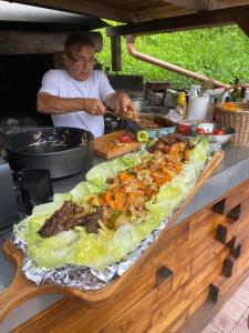 Comida na casa de hóspedes ou em algum lugar perto