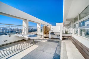 Apartment mit Balkon und Stadtblick in der Unterkunft Sunny Side 3BR W/ View, Parking, Pool & Gym in Viña del Mar