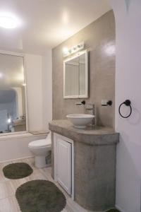 La salle de bains est pourvue d'un lavabo, de toilettes et d'un miroir. dans l'établissement Casa en la playa, à Tijuana