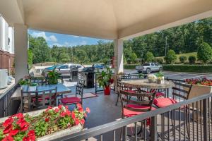 a patio area with tables, chairs and umbrellas at Candlewood Suites Alabaster, an IHG Hotel in Alabaster