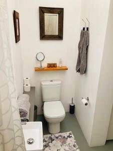 uma pequena casa de banho com WC e espelho em Modern studio apartment na Cidade do Cabo