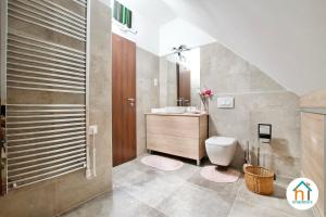 Kúpeľňa v ubytovaní Premium Apartment by Hi5 - Penthouse studio + rooftop