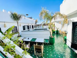 cortile con palme e piscina di Maison Chafia Boutique Hôtel & Spa a Marrakech