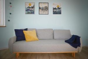 um sofá com duas almofadas num quarto em Apartament Kolorowy em Szklarska Poręba