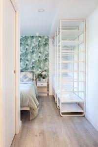 um quarto com uma cama e uma estante de livros em Dolphin Rentals Hortaleza em Madrid