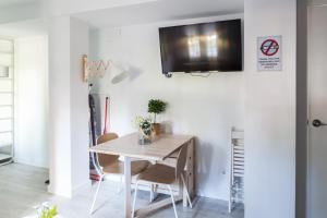 Telewizja i/lub zestaw kina domowego w obiekcie Madrid Comfort Suites