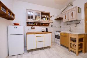 Kuchnia lub aneks kuchenny w obiekcie Piękny Apartament 3city z Balkonem w Centrum Sopotu by Noclegi Renters