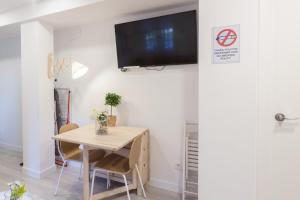 Telewizja i/lub zestaw kina domowego w obiekcie Madrid Comfort Suites