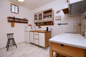 kuchnia ze zlewem i białą lodówką w obiekcie Piękny Apartament 3city z Balkonem w Centrum Sopotu by Noclegi Renters w mieście Sopot
