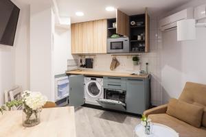 Kuchnia lub aneks kuchenny w obiekcie Madrid Comfort Suites