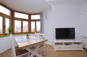 Telewizja i/lub zestaw kina domowego w obiekcie Piękny Apartament 3city z Balkonem w Centrum Sopotu by Noclegi Renters