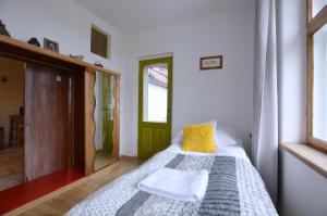sypialnia z łóżkiem z żółtą poduszką w obiekcie Piękny Apartament 3city z Balkonem w Centrum Sopotu by Noclegi Renters w mieście Sopot