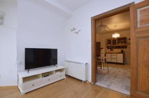 Telewizja i/lub zestaw kina domowego w obiekcie Piękny Apartament 3city z Balkonem w Centrum Sopotu by Noclegi Renters