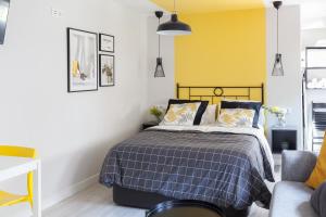 Łóżko lub łóżka w pokoju w obiekcie Madrid Comfort Suites