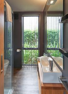 baño con lavabo blanco y ventana grande en Designer Cabin - Lake Tekapo, en Lake Tekapo