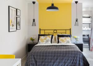 Łóżko lub łóżka w pokoju w obiekcie Madrid Comfort Suites