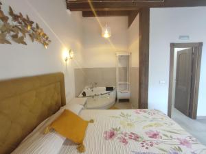 Postel nebo postele na pokoji v ubytování PEÑAFIEL DREAMS con JACUZZI