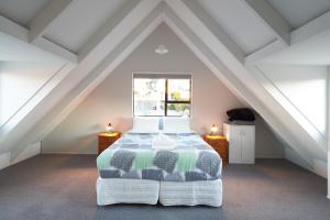 een slaapkamer met een groot bed op zolder bij Bedrock - Lake Tekapo in Lake Tekapo