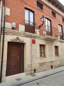 een bakstenen gebouw met een deur aan de zijkant bij PEÑAFIEL DREAMS con JACUZZI in Peñafiel