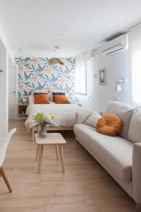 a living room with a couch and a bed at Cozy living Madrid in Madrid