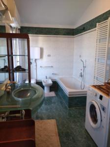 La salle de bains est pourvue d'une baignoire, d'un lavabo et de toilettes. dans l'établissement Casa Ada, à Bollate