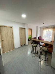 una habitación vacía con mesa y sillas en apartamento Hope Guatape, en Guatapé