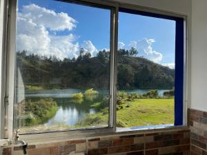 ventana con vistas al río en apartamento Hope Guatape, en Guatapé 11 fotos más