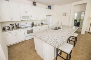 Η κουζίνα ή μικρή κουζίνα στο Magical Providence Vacation Home