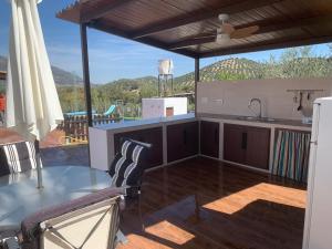 een keuken met een tafel en uitzicht op de bergen bij Alojamiento Rural Cortijo Alameda, Las Lagunillas in Priego de Córdoba