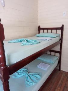 two bunk beds with blue and white sheets and towels at casas joaninha 2 in Canela