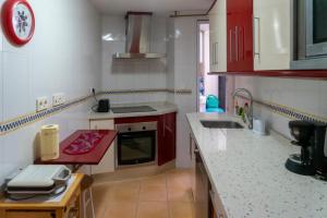 kuchnia z czerwonymi szafkami i czerwonym blatem w obiekcie Apartamento Padial w mieście Nerja +13 zdjęć