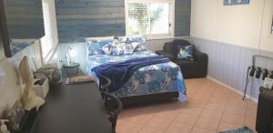 ein Schlafzimmer mit einem Bett und einem Stuhl darin in der Unterkunft Bella Vista B @ B in North Haven