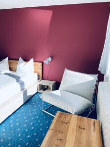 duas camas e uma mesa num quarto com paredes roxas em Königin Serles - großzügig, gemütlich & nachhaltig em Fulpmes
