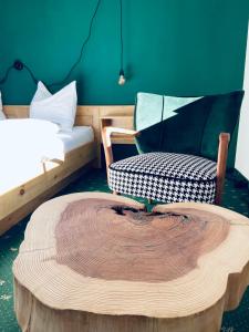 um quarto com uma mesa, uma cadeira e uma cama em Königin Serles - großzügig, gemütlich & nachhaltig em Fulpmes