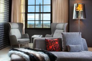 - un salon avec un canapé, deux chaises et une fenêtre dans l'établissement Hotel Washington, à Washington