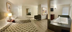 Postel nebo postele na pokoji v ubytování Americas Inn & Suite