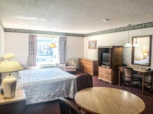 Un pat sau paturi într-o cameră la Econo Lodge Inn & Suites